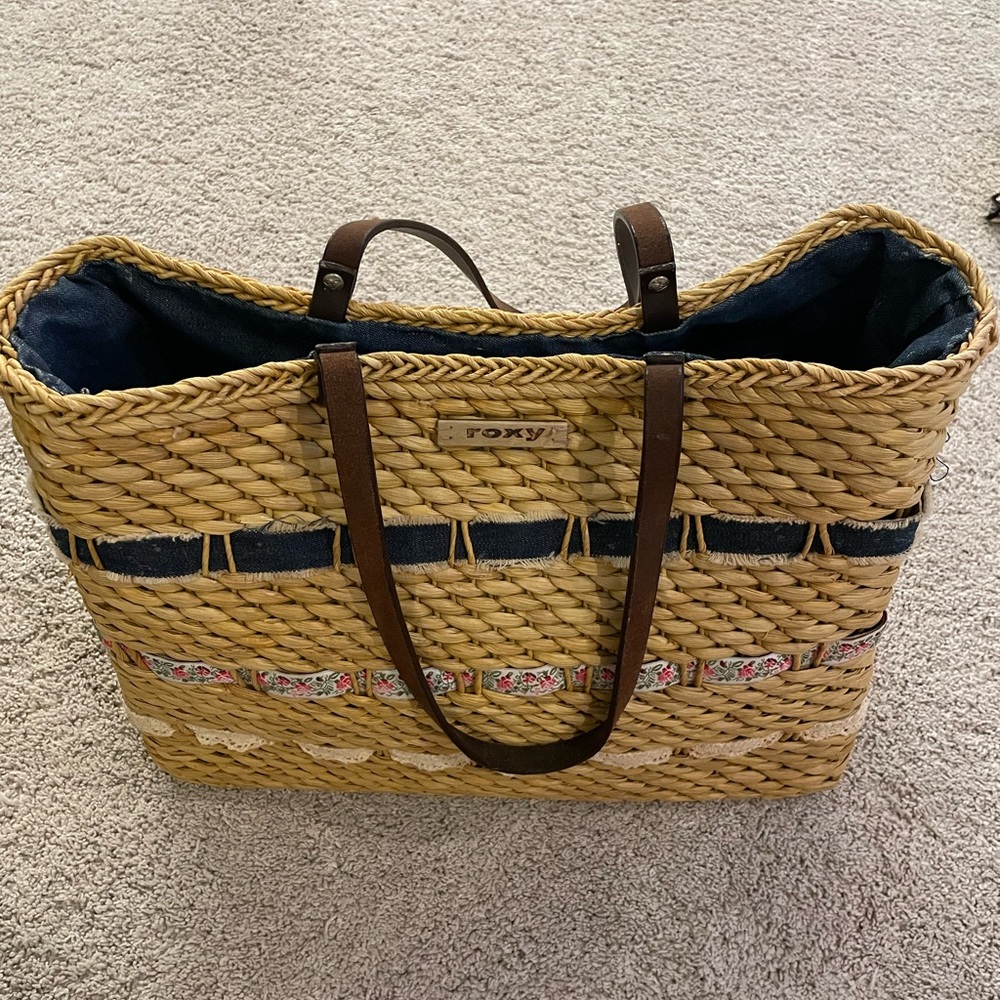 Roxy Woven Tote with pockets